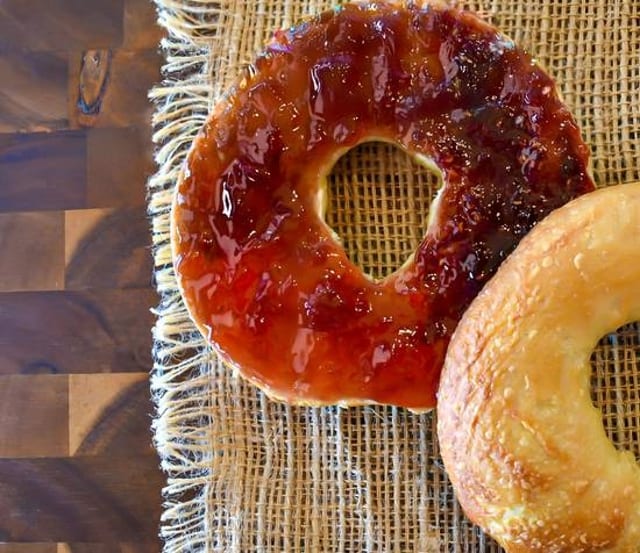 BAGEL W/BUTTER & JELLY.